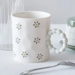 Tasse creme motif fleurs & perle