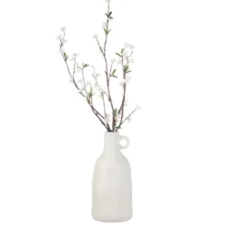 Vase avec branches de cerisier
