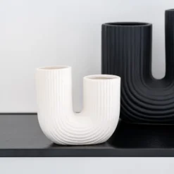 Vase forme u blanc